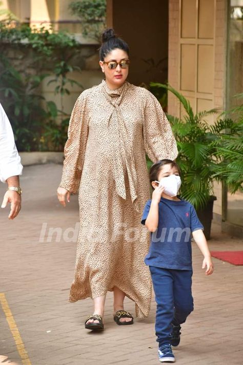 Get all the information about Kareena Kapoor Khan spotted visiting Karishma Kapoor's house Diy Nursing Clothes, Casual Indian Outfits, Diy Maternity Clothes, Maternity Fashion Dresses, 19 February, Cute Maternity Dresses, Kids Dress Collection, Pregnancy Looks, Kareena Kapoor Khan