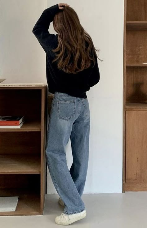 Minimalist Cozy Outfit, Basic Woman Outfit, Minimalist Female Fashion, Neutrals Outfit Aesthetic, Normcore Outfits Aesthetic, Clean Style Outfit Minimal Classic, Black Shirt White Shoes, Oficial Outfit Women, Chic Basic Outfits