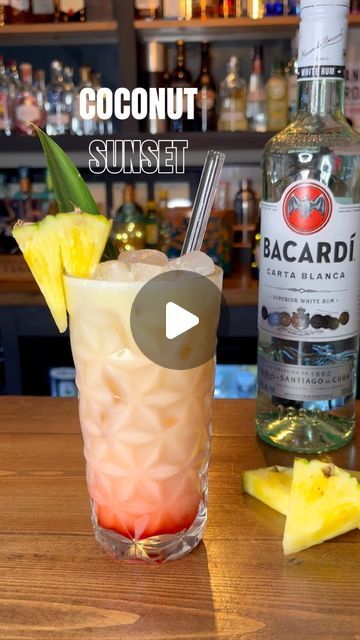 Pinacolada Cocktails Recipe, Cocktails With Pineapple Juice, Bacardi Rum Drinks, Bacardi Cocktails, Coconut Rum Cocktails, Bacardi Drinks, Cocktail Coconut, Coconut Rum Drinks, Pineapple Cocktail