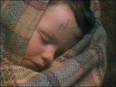 Baby Harry left with his muggle family the Dursley's Harry Potter Scar, Writing Fantasy, Harry Potter Tattoo, Harry Potter Baby, The Sorcerer's Stone, Harry James, Harry James Potter, Lord Voldemort, Jk Rowling