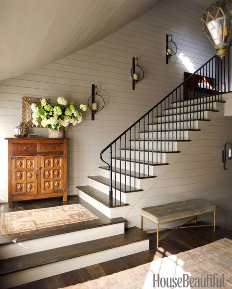 Decorate Stair Landing, Stair Landing Wall Decor, Staircase Wall Ideas, Stairs Wall Decor Ideas, Stairs Wall Decor, Stair Landing Decor, Stairs Basement, Decorating Stairway Walls, Landing Decor