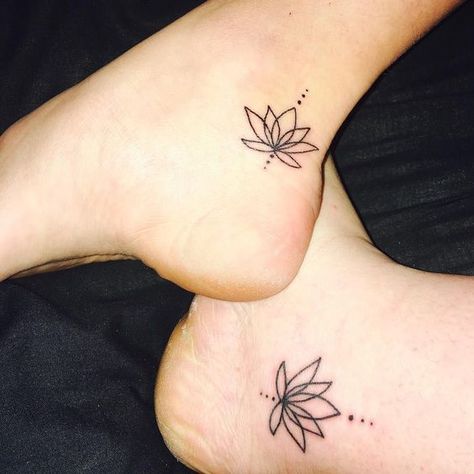 Unique Friendship Tattoos, Small Best Friend Tattoos, Lotusblume Tattoo, Meaningful Wrist Tattoos, Matching Best Friend Tattoos, Small Girl Tattoos, Bff Tattoos, Friendship Tattoos, Matching Tattoo