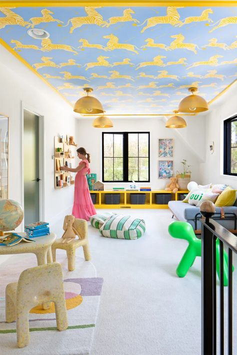 Fun Home Office Wallpaper, Colorful Playroom Ideas, Basement Kids, Bright Playroom, Stylish Playroom, Boy Playroom, Chic Loft, Modern Playroom, Clad Home