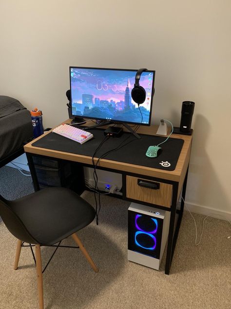 Simple Gaming Room Ideas, Simple Setup Ideas, Dorm Gaming Setup, Small Gaming Setup Ideas, Pc Setup Simple, Setup Gamer Simples, Simple Pc Setup, Gaming Setup Simple, Small Gaming Setup