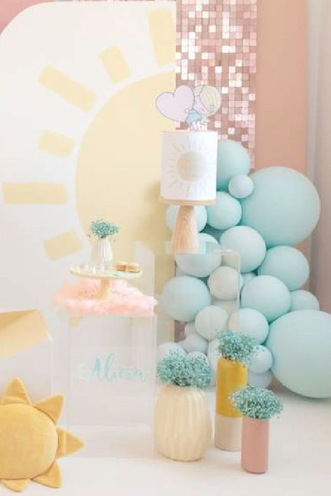 Sunshine Birthday Backdrop, Sunshine Party Ideas Decorations, Sunshine Table Centerpieces, One Table Birthday, Sunshine Birthday Party Decorations, Sun Birthday Party Theme, Sunshine Theme Birthday Party, Sun Themed Birthday Party, Sunshine Backdrop