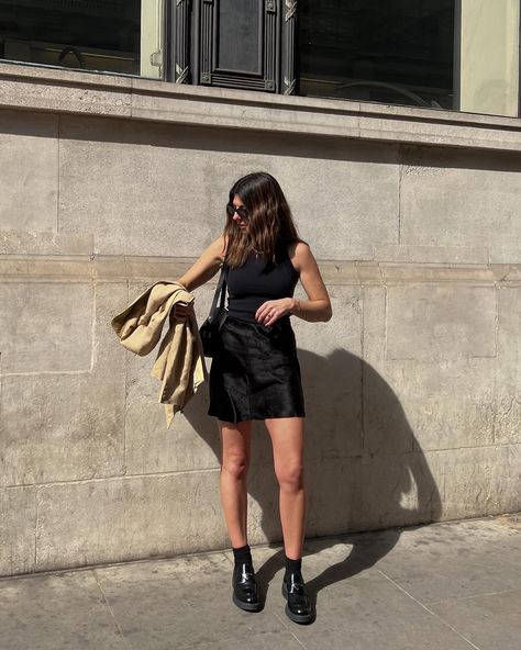 Silk Mini Skirt Outfit, Style Silk Skirt, Mini Silk Skirt, Loafers Street Style, Chunky Loafers Outfit, Silk Skirt Outfit, Prada Loafers, Mini Skirt Style, Silk Mini Skirt