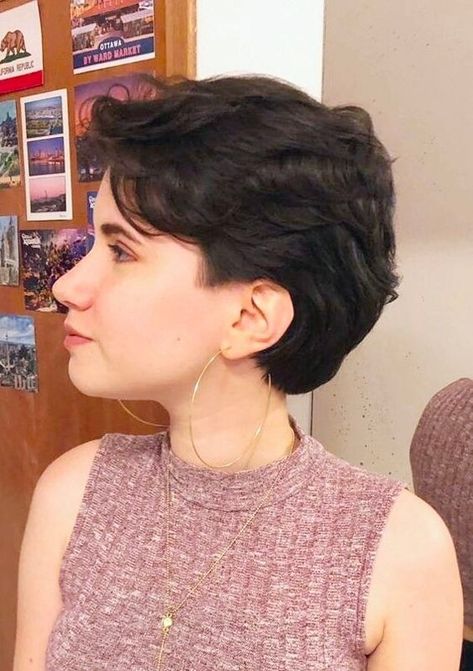 Pixie Cut Wavy Hair, Wavy Pixie Haircut, Feminine Short Hair, Haircut Pixie, Short Hair Pixie Cuts, Short Hair Trends, Hair Inspiration Short, Haircuts For Wavy Hair, Short Wavy Hair