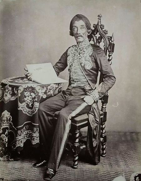 Raden Saleh, a Javanese romantic painter who pioneered modern Indonesian art (c. 1872) Chilling Photos, Raden Saleh, Indonesian Art, Dutch East Indies, East Indies, Unity In Diversity, Man Fashion, European Art, Bw Photo