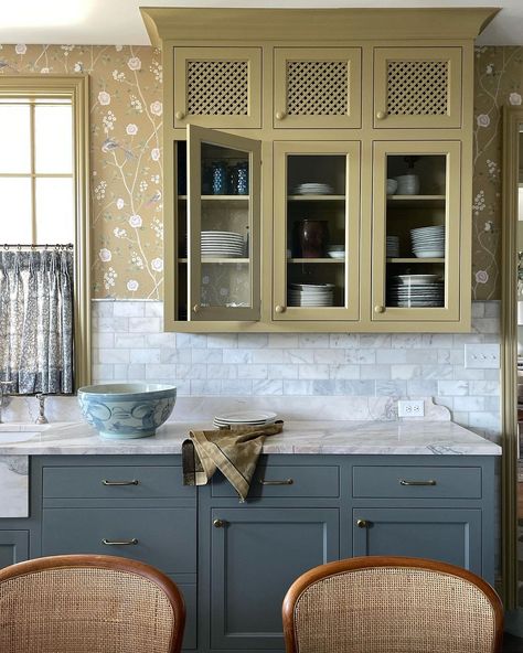 Wallpaper Backsplash Kitchen, English Country Design, Golden Morning, Dreamy Kitchens, Wallpaper And Tiles, Jeff Goldblum, Cottage Vintage, Dream Kitchens, Kitchen Wallpaper