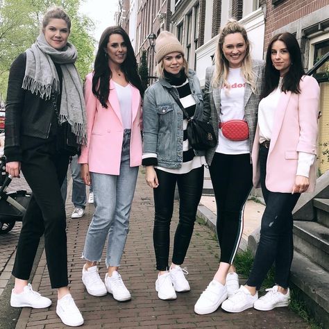 Squad-goals-600x600 25 Outfits to Wear With White Sneakers for Women White Runners Outfit, Outfit For Short Women, Colorful Faux Fur Coat, White Sneakers Outfit, White Shirt Outfits, Blue Jean Outfits, White Sneakers Women, All White Outfit, Light Blue Jeans