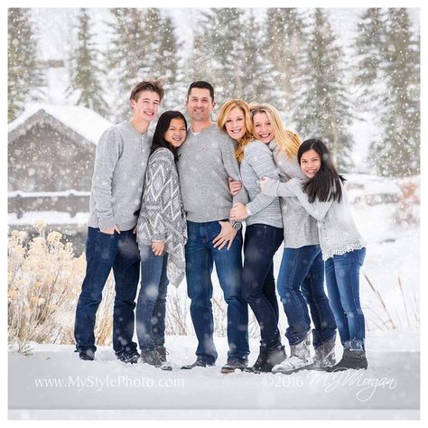 Snow Christmas Family Photos, Snowy Family Photo Outfits, Family Of 5 Winter Photoshoot, Winter Family Photo Outfits Snow, Winter White Family Photo Outfits, Extended Family Photos Winter, Family Photo Colors Winter, Family Snow Pictures Outfits, January Family Photos