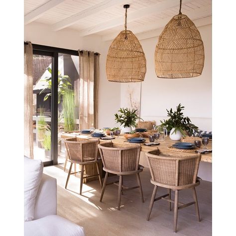 Tropical Dining Room, Dining Room Conservatory, Mesa Oval, Stylish Room Decor, Rattan Dining Table, Eco Friendly Furniture, Dining Room Style, House In Nature, Dining Living Room