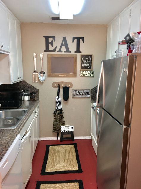 Dinning Room Wall Decor Apartment, Decor For Small Kitchen, Red Kitchen Decor Ideas Apartments, Kitchen Themes Apartment, Kitchen Decor Apartment Themes, Decorating Small Kitchen, Small Kitchen Theme Ideas, Small Dining Room Decor Ideas Apartment, Small Kitchen Decor Ideas