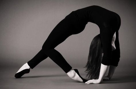 Acrobat Aesthetic Female, Contortionist Aesthetic, Contortion Poses Drawing, Contortionist Poses, Female Acrobat, Circus Horror, Contortion Poses, Contortion Training, Ghost Horror