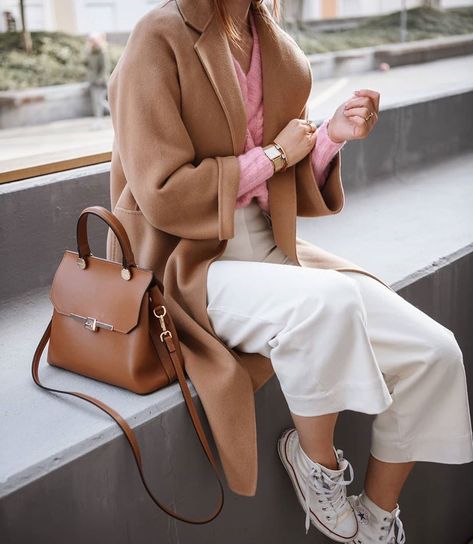 Camelia Roma Official on Instagram: “Chic @anastasijakajba wearing handbag in light brown ❤️#cameliaroma” Caramel Bag Outfit, Light Brown Bag Outfit, Brown Purse Outfit, Small Bag Outfit, Brown Bag Outfit, Camelia Roma, Zara Europe, Bag Outfit, Office Outfit