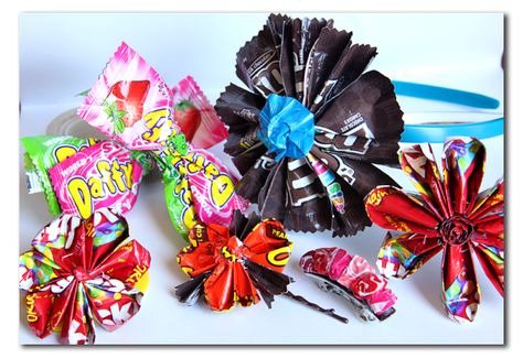 Candy Wrapper Flowers Diy Candy Wrappers, Wrappers Diy, Tissue Box Crafts, Sweet Wrappers, Sunflower Crafts, Candy Costumes, Candy Wrapper, Magazine Crafts, Fun Arts And Crafts