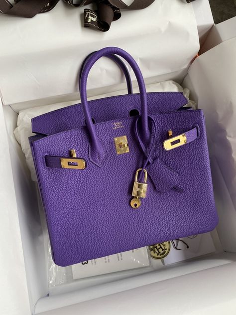 Purple Birkin, Hermes Jige, Hermes Shop, Trendy Purses, Hermes Birkin 25, Hermes Birkin 30, Luxury Purses, Beautiful Handbags, Purple Bags