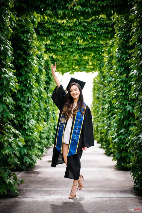 Convocation Photography, Outfit Graduacion, Uc Irvine, Graduation Pose, Grad Portraits, University Of California Irvine, Photoshoot Backdrops, College Graduation Pictures Poses, Graduation Photography Poses