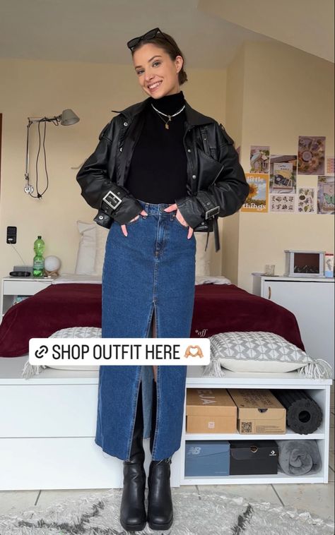 Styling Long Denim Skirt Winter, Dark Denim Maxi Skirt Outfit, Dark Jean Skirt Outfits, Long Dark Denim Skirt Outfit, Jean Midi Skirt Outfits, Dark Denim Skirt Outfit, Denim Skirt Winter, Skirt Outfit Denim, Long Denim Skirt Outfits