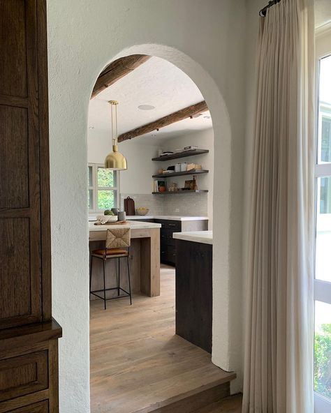 Amber Lewis on Instagram: “Arches are fab.... arched into a beautiful kitchen are even more fab.... planning photoshoots and knowing I get to revisit this beautiful…” Kitchen Ledge Decor, Modern Kitchen Images, 50s Kitchen Decor, Cottage Makeover, Amber Lewis, Amber Interiors, Tiny House Interior, Eclectic Home, Beautiful Kitchens