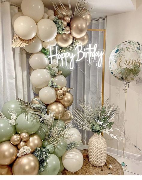 Green And Gold Christmas Decor, Ideas Christmas Decoration, Decoration Ideas Christmas, Green And Gold Christmas, Gold Christmas Decor, 18th Birthday Decorations, 21st Birthday Decorations, Christmas Decorating Ideas, Christmas Decoration Ideas