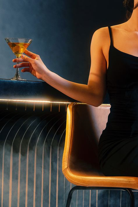 Woman Drinking Martini Photography, Women Drinking Cocktails, Cocktail Lounge Photoshoot, Cocktail Photoshoot Model, Cocktail Photography Ideas, Cocktail Party Photography, Cocktail Bar Photoshoot, Cocktail Pictures Instagram, Cocktail Aesthetic Night