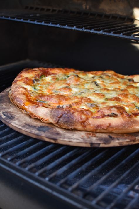 Traeger Grill Pizza Recipes, Pizza On A Traeger Grill, Trager Grill Pizza Recipes, Trager Smoker Pizza, Smoked Pizza On Traeger, Traeger Pizza Recipes, Traeger Pizza, Pizza Stone Recipes, Smoked Sides