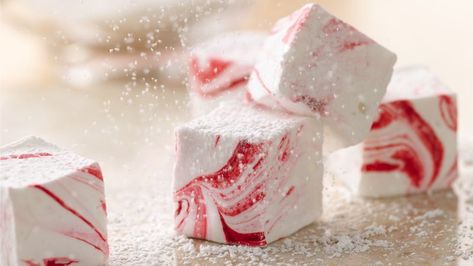 Easy Peppermint Marshmallows Recipe - BettyCrocker.com Cooking Sweets, Peppermint Marshmallows, Yummy Deserts, Seasonal Desserts, Dessert Gifts, Tori Spelling, Recipes With Marshmallows, Homemade Marshmallows, Treat Yoself