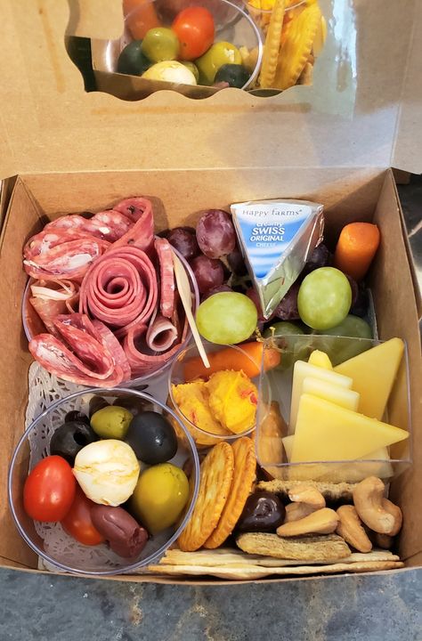 Grazing Lunch Ideas, Charcuterie Board Boxes To Go, Charcuterie Togo Boxes, Mini Charcuterie Boxes To Go, Grazing Lunch Box Ideas, Charcuterie Boxes To Go Individual, Personal Charcuterie Box Ideas, Charcuterie Lunch Box Ideas, Small Charcuterie Box Ideas