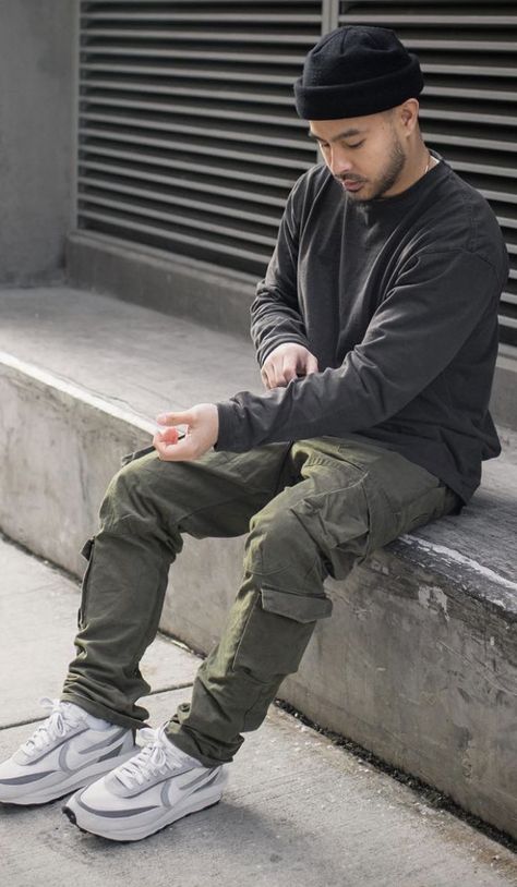 Stylish Men Outfits Casual Street Style, Olive Cargo Pants Outfit Men, Mens Cargo Pants Outfit Street Style, Camo Cargo Pants Outfit Men, Chill Outfits Men, Camo Pants Outfit Men, Mens Joggers Outfit, Cargo Pants Outfit Men, Cargo Outfit