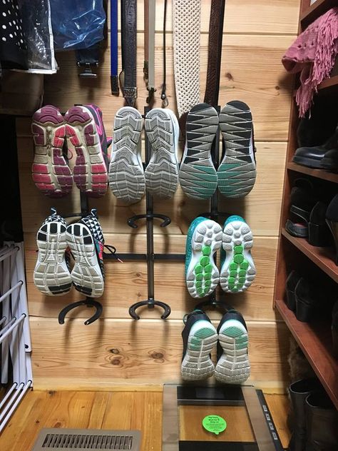 Horseshoes..Shoe rack made from horseshoes Horse Shoe Shoe Rack, Horseshoe Shoe Rack, Horseshoe Crafts Projects, Welding Ideas, Ski Rack, Horseshoe Projects, Horseshoe Crafts, Shoe Holders, Diy Deco