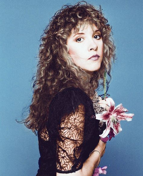 Those brown eyes. Stevie Nicks Curly Hair, Stevie Nicks Straight Hair, Stevie Nicks Profile Picture, Stevie Nicks Side Profile, Stevie Nicks 1981, Stevie Nicks Black And White Photos, Stevie Nicks Style, Stephanie Lynn, Stevie Nicks Fleetwood Mac