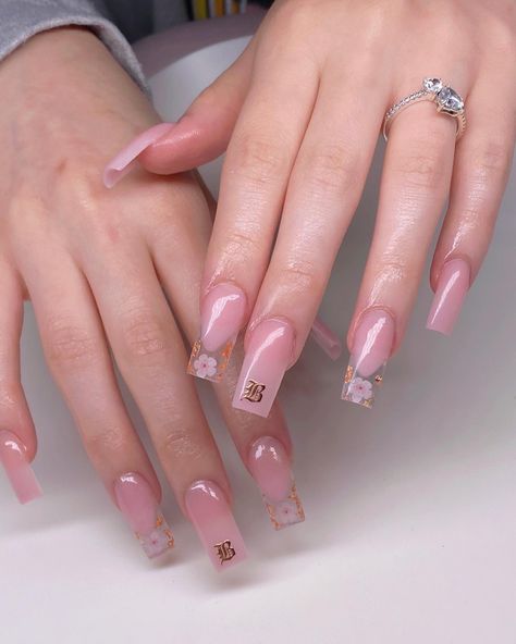 Boyfriend initials Acrylic Nails Ideas Initials, K Initial Nails Acrylic, Simple Acrylic Nails With Initials, Nails With B Initials Acrylic, Acrylic Nails With Boyfriends Initials Short, Initials Acrylic Nails, Gold Initial Nails, Nails With An N Initial, Pink Nails With A Initial