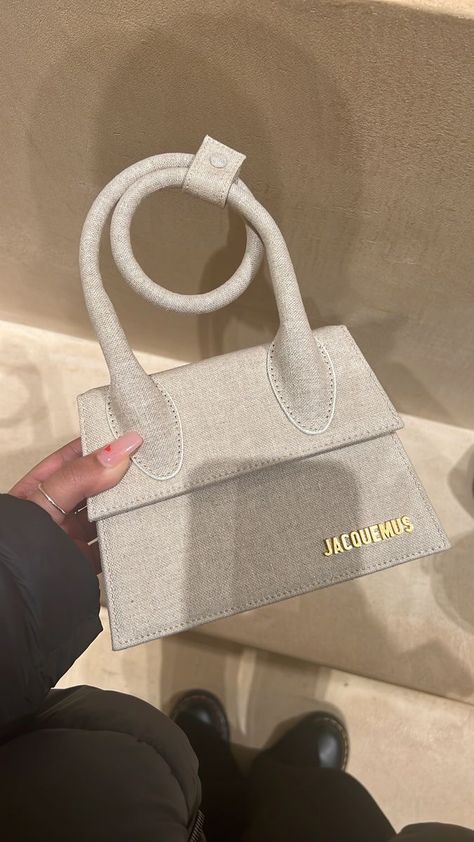 Jacquemus Canvas Bag, Jacquemus Outfits, Jaqmeous Bag, Jaquemus2020 Bag, Jacquemus Le Chiquito, Beach Makeup, Jacquemus Bag, Sacs Design, Luxury Bags Collection