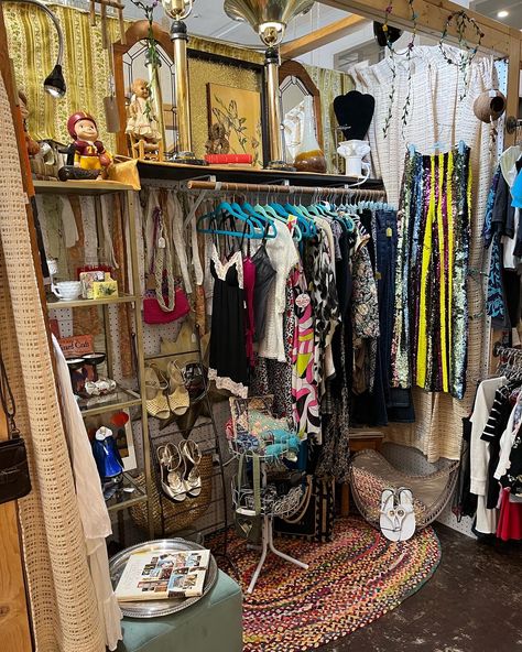 Fleamarket Flips Ideas, Flea Market Ideas, Vintage Boutique Interior, Vintage Store Ideas, Deco Dressing, Retail Space Design, Boutique Decor, Closet Decor, Resale Shops