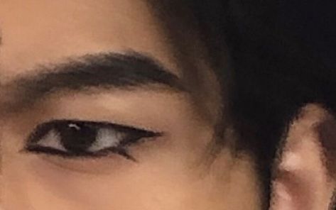 Masculine Eyeliner Looks, Eyeliner Masculine, Akira Eyeliner, Eyeliner Male, Boy With Eyeliner, Alt Boy Makeup, Male Eye Makeup, Masculine Makeup Looks, Masc Eyeliner