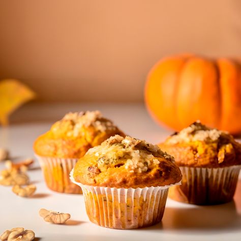 Pumpkin Walnut Protein Muffins Pumpkin Walnut Muffins, Crumble Cake Recipe, Healthier Dessert Options, Ww Snacks, Chocolate Chip Walnut Cookies, Walnut Sauce, Cinnamon Roll Muffins, Walnut Muffins, Bread Sweet