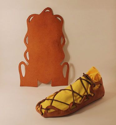 Carbatina from Zugmantel - resraraes Webseite! Handmade Shoes Pattern, Homemade Shoes, Historical Shoes, Diy Slippers, Shoe Pattern, How To Make Shoes, Leather Projects, Winter 2022, Diy Shoes