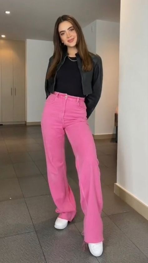 Pink Pants Styling, Pink Causal Outfits, Outfit Jean Rose, Pink Mom Jeans Outfit, Outfit Pantalon Rosado, Pink Flare Jeans Outfit, Pink Jeans Outfit Ideas, Outfits With Pink Jeans, Light Pink And Black Outfit