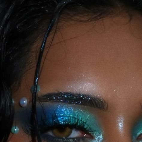 Joules✨🦋💫 on Instagram: "My Stereo Love inspired look and poem🦋look through my Türkiye highlights to see the inspo 🩵 Some shots from my canon I haven’t posted yet.  •  • • • • #editorialmakeup #sirenmakeup #sirencore #mermaidmakeup #mermaidcore #theartistedit #explorepage✨#poetry" Makeup Look Blue Eyeshadow, Bold Blue Makeup, Siren Blue Eyeshadow, Makeup Look Blue, Stereo Love, Mermaid Makeup, Blue Eyeshadow, Fashion Aesthetics, Blue Makeup