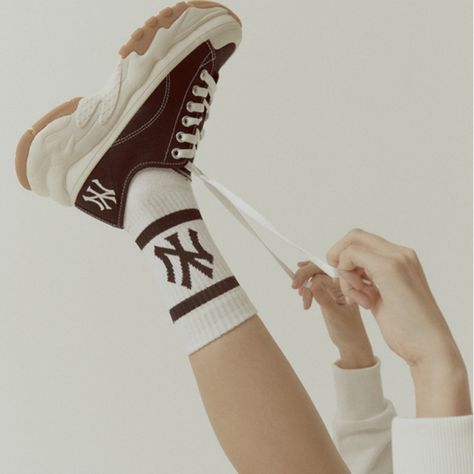 Yankees Shoes, Sneaker Closet, Dr Shoes, Fashion Leaders, High Shoes, Hype Shoes, Girly Shoes, Poses References, Shoe Inspo