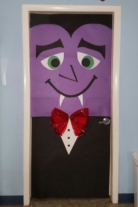 Vampire Door Decor Origami Halloween Decorations, Kid Friendly Halloween Decorations, Halloween Door Decorations Classroom, Halloween Lego, Porta Halloween, Diy Halloween Door Decorations, Origami Halloween, Halloween Classroom Door, Door Decor Halloween