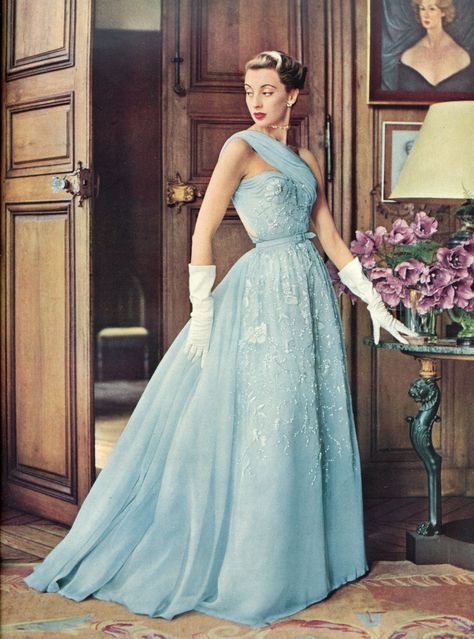 Vintage Evening Gowns, Beautiful Evening Gowns, French Fashion Designers, Vintage Gowns, Pierre Balmain, Vintage Couture, Historical Dresses, Moda Vintage, Vintage Glamour