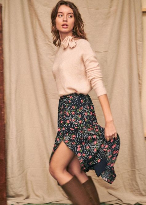 COLOR : ECRU DOTS NAVY BACKGROUND FLOWERS SIZE : 38 X 1; PRICE: $157.88; EAN : 3664841431422 ORIGIN : BU HS CODE : 61034300 Parisian Style Skirt, Winter Parisian Style, Tomboy Shirts, Navy Base, Amal Clooney, Winter Boho, Winter Skirt, Midi Length Skirts, Style Skirt