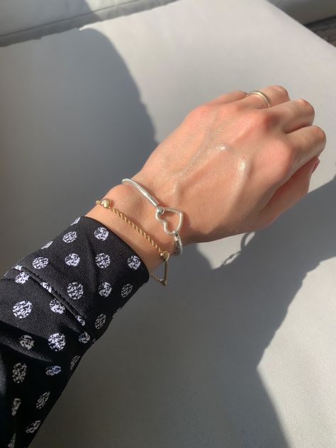 Pandora Bracelet On Wrist, Pandora Heart Bracelet, Pandora Bracelet Charms Ideas, Sterling Silver Heart Bracelet, Pandora Heart, Silver Heart Bracelet, Pandora Bracelet Charms, Girly Jewelry, Pandora Bracelet