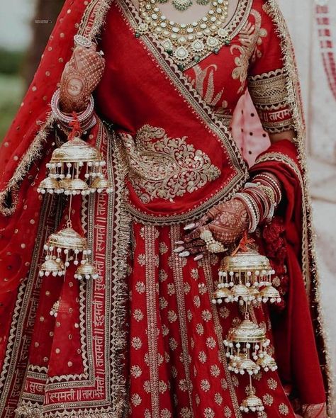 Aesthetic Indian Wedding, Wedding Dress Video, Aesthetic Indian, Dress Video, Wedding Dresses Videos, Bridal Lehenga Designs, Bridal Chura, Latest Bridal Lehenga, Indian Bridal Photos