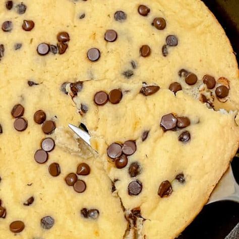 Skinny Chocolate Chip Protein Cookie Skillet - Lauren Fit Foodie Lauren Fit Foodie, Healthy Coffee Cake, Low Calorie Cookies, Skillet Cookie Recipe, Iifym Recipes, Cookie Skillet, Chocolate Chip Mug Cake, Keto Carnivore, Macro Recipes