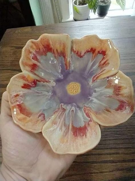 Ann Martin Pottery Idea, Flower Pottery, Flower Cup, Clay Bowl, Flower Bowl, Pottery Crafts, Pottery Classes, Pretty Flower, Flower Plates