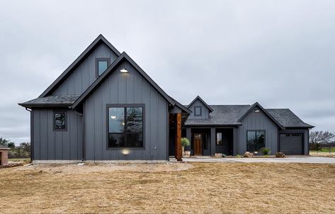 Black Single Story House, Mountain House Exteriors, Dark Houses, Dark Exterior House, Barn Colors, Charcoal House, Moody Farmhouse, Cottage House Designs, Country Property