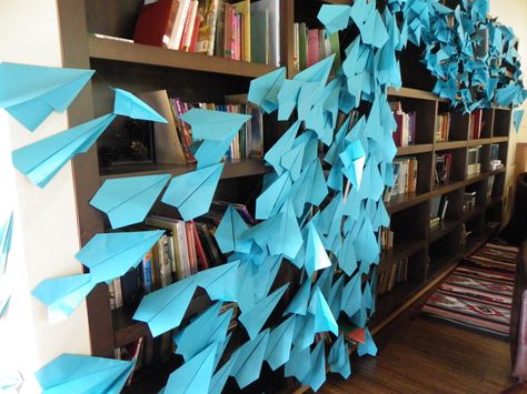 Paper Plane Art, Plane Art, Airplane Art, Paper Airplane, Artistic Installation, Valentine Photography, Paper Airplanes, Paper Plane, Art Installation